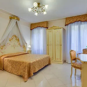 At Leonard Otel